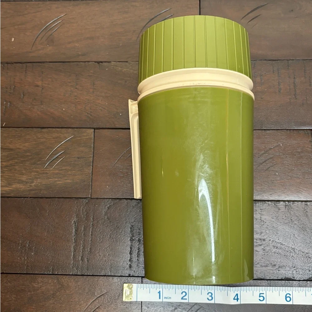 THERMOS Vintage 70s‎ Avocado Green Model 7202 Pint Size thermos insulated